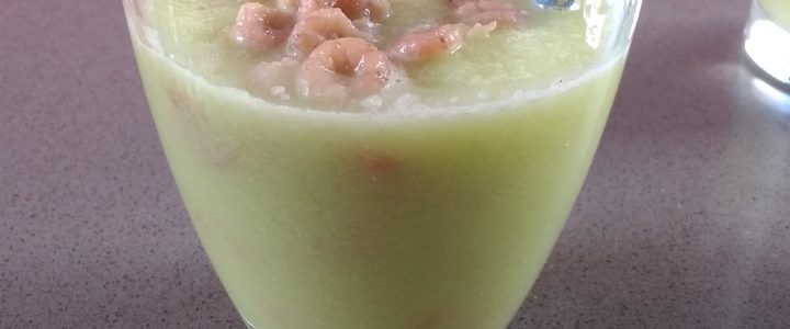Hartige komkommer smoothie met garnaal