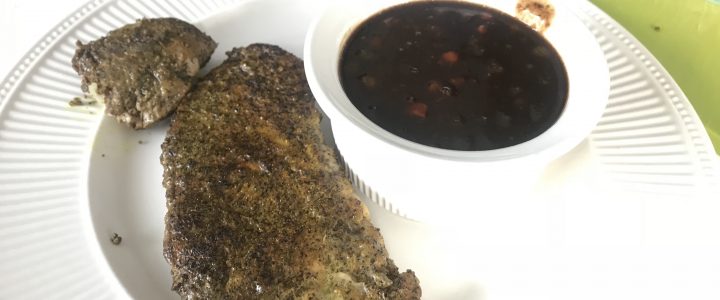 Varkenshaas met kerrie koffie korst en saus van appelstroop en piccalilli